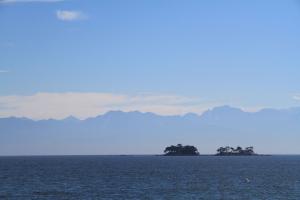 虻が島越しの立山連峰（夏）