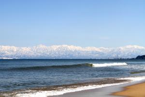 島尾海水浴場から望む立山連峰