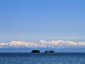 虻が島越しの立山連峰