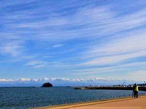 唐島越しの立山連峰