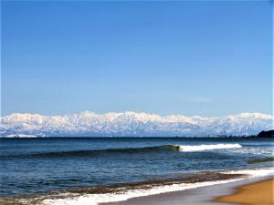 島尾海岸から望む立山連峰